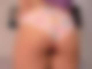 Live cam show with Annie - Eating Pussy on Camming Site