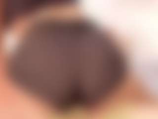 Live cam show with Annie - Shaved Pussy on SmokeAndPoke