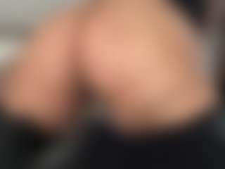 Live cam show with Big Hanna - Brown Eyes on luckytryst.com