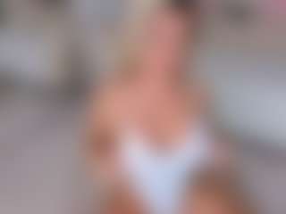 Modelka MILF prettyelisabeth nadaje na żywo