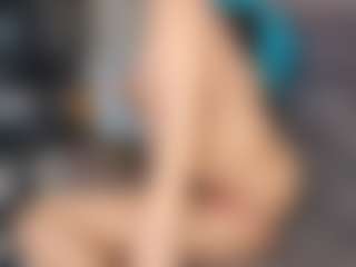Live cam show with Anna Jones - Tease Curvy on AdultVida.com