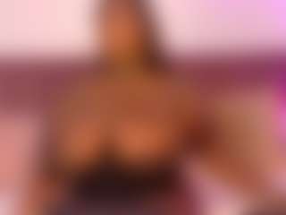 Live cam show with CheneellLorens - Ass Bouncing on livesuperchat.net