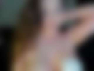 Live cam show with alexispixie - Oil on AdultVida.com