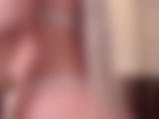Live cam show with sarahowens - Sucking on Camsoda