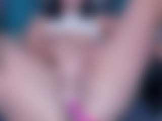 xcarlet milf's Live Sex Cam Show