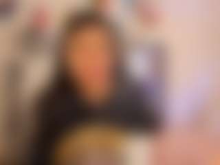 Live cam show with miadanielss - Middle Aged on Free Soda