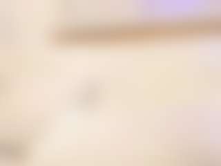 Performer in webcam MILF miadanielss in streaming live