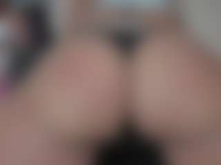 Live cam show with Tamy Bennett - Shaved Pussy on CamClone