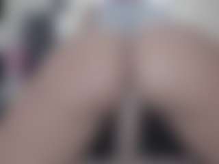 Live cam show with Tamy Bennett - Shaved Pussy on SmokeAndPoke