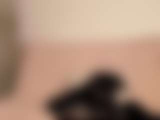Live cam show with Amelie - Shaved Pussy on Camsoda