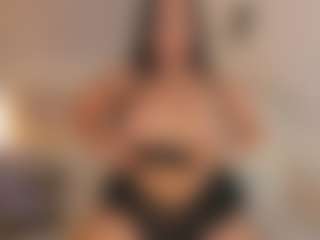 Live cam show with mia-robert1 - Striptease on AdultVida.com