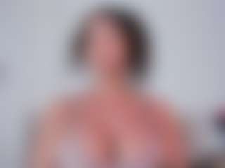 Live cam show with NINAGOLD - Fingers on Camsoda