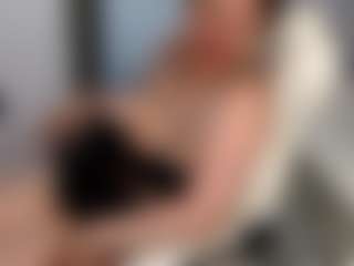 red-scarlett MILF webcam performer live streaming