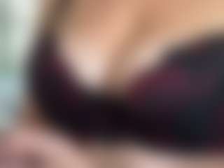 Live cam show with lesly Moore - Shaved Pussy on Camsoda