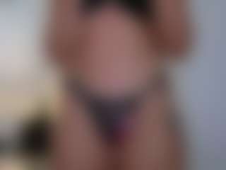 Live cam show with SweetReya - Kisses on StripNow