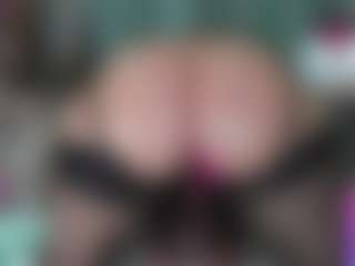 Live cam show with -R-A-R-E- - Queen on CamSodaAdn