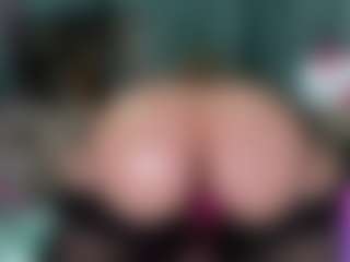 -R-A-R-E-'s Live Sex Cam Show