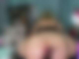 Live cam show with -R-A-R-E- - Queen on Camsoda