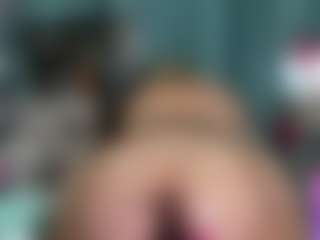 Live cam show with -R-A-R-E- - Queen on StripNow
