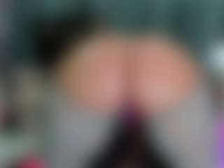 -R-A-R-E-'s Live Sex Cam Show