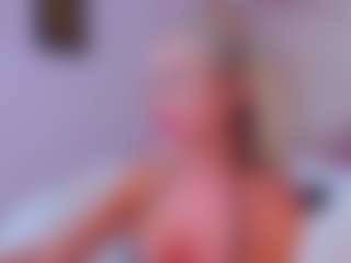 Live cam show with AwwElla - Petite Teen (18+) on dropp.cam