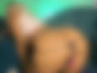 Live cam show with riri-brunnete - Naked on livesuperchat.net