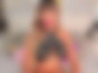 Live cam show with Emily Leah - Public on AdultVida.com