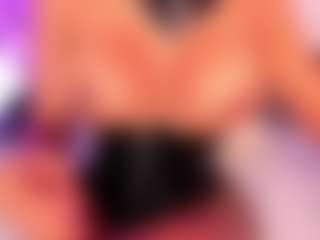 Live cam show with Emily Leah - Shaved Pussy on Camsoda