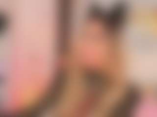 Live cam show with Emily Leah - Shaved Pussy on Camsoda