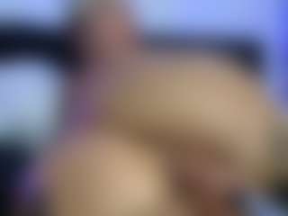 HornyLindzay's Live Sex Cam Show
