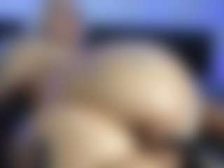 HornyLindzay's Live Sex Cam Show