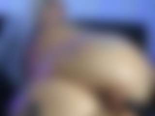 HornyLindzay's Live Sex Cam Show