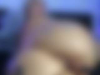 HornyLindzay's Live Sex Cam Show