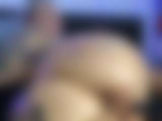 HornyLindzay's Live Sex Cam Show