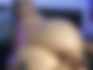 HornyLindzay's Live Sex Cam Show
