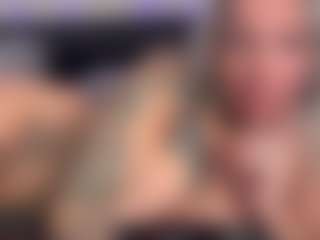 HornyLindzay's Live Sex Cam Show