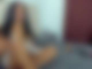 luiissa MILF webcam performer live streaming