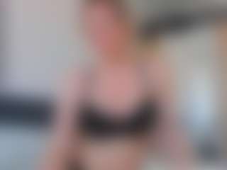 Live cam show with Candice - Shaved Pussy on AdultVida.com