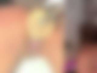 Live cam show with Emily - Petite on xDating