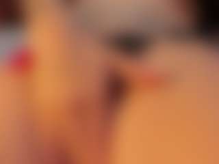 Live cam show with Sarah - Suck on friskycurves.com