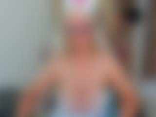 Live cam show with amandaseyfried19 - Cosplay Mature on xplaylive.com