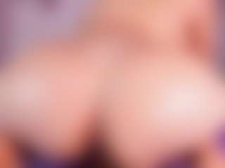 Live cam show with emyli_sw - Athletic on Camsoda