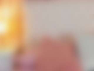 Live cam show with Mia_Stones - Public MILF on Uber Horny