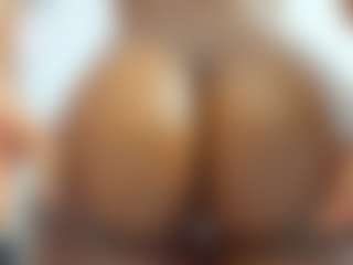Live cam show with leylaroberth - Shaved Pussy on studioflirtlive.com