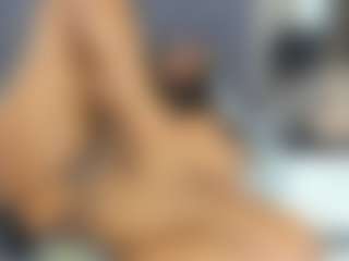Live cam show with leylaroberth - Shaved Pussy MILF on StripNow