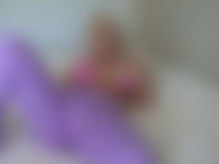 Live cam show with missjuliaa - Morena on Soda Cam