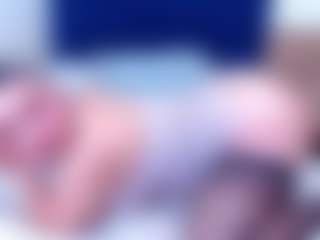 Live cam show with Ella - Average on Camming Site