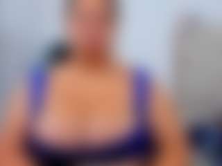 Live cam show with luluferrerr - Ebony MILF on crypto-cams