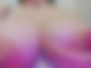 Live cam show with juliana-bigboobs - Green Eyes on Soda Cam