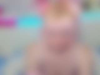 Live cam show with squeezypeach - Natural on Camming Site